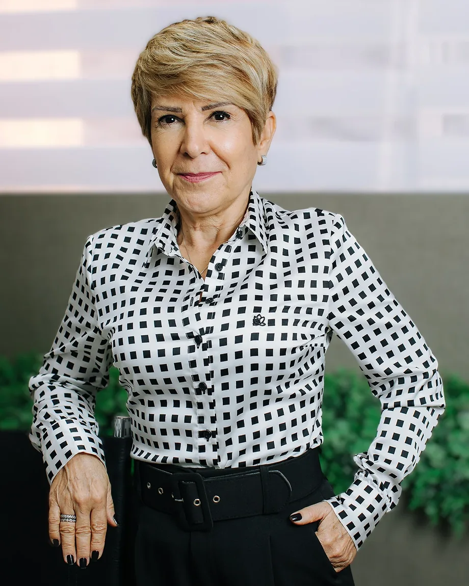 Retrato profissional de Dra. Maria Teixeira