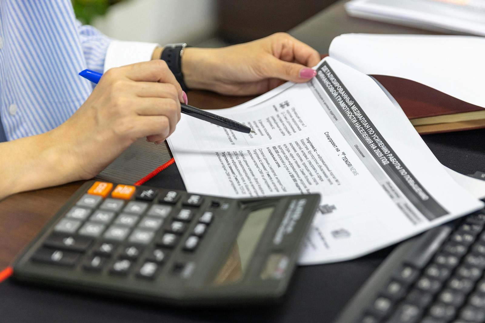 Ação judicial de restituição de Imposto de Renda: recupere o retroativo quando a via administrativa falha 1 Documentos financeiros, calculadora e caneta no cálculo do IR retido a restituir